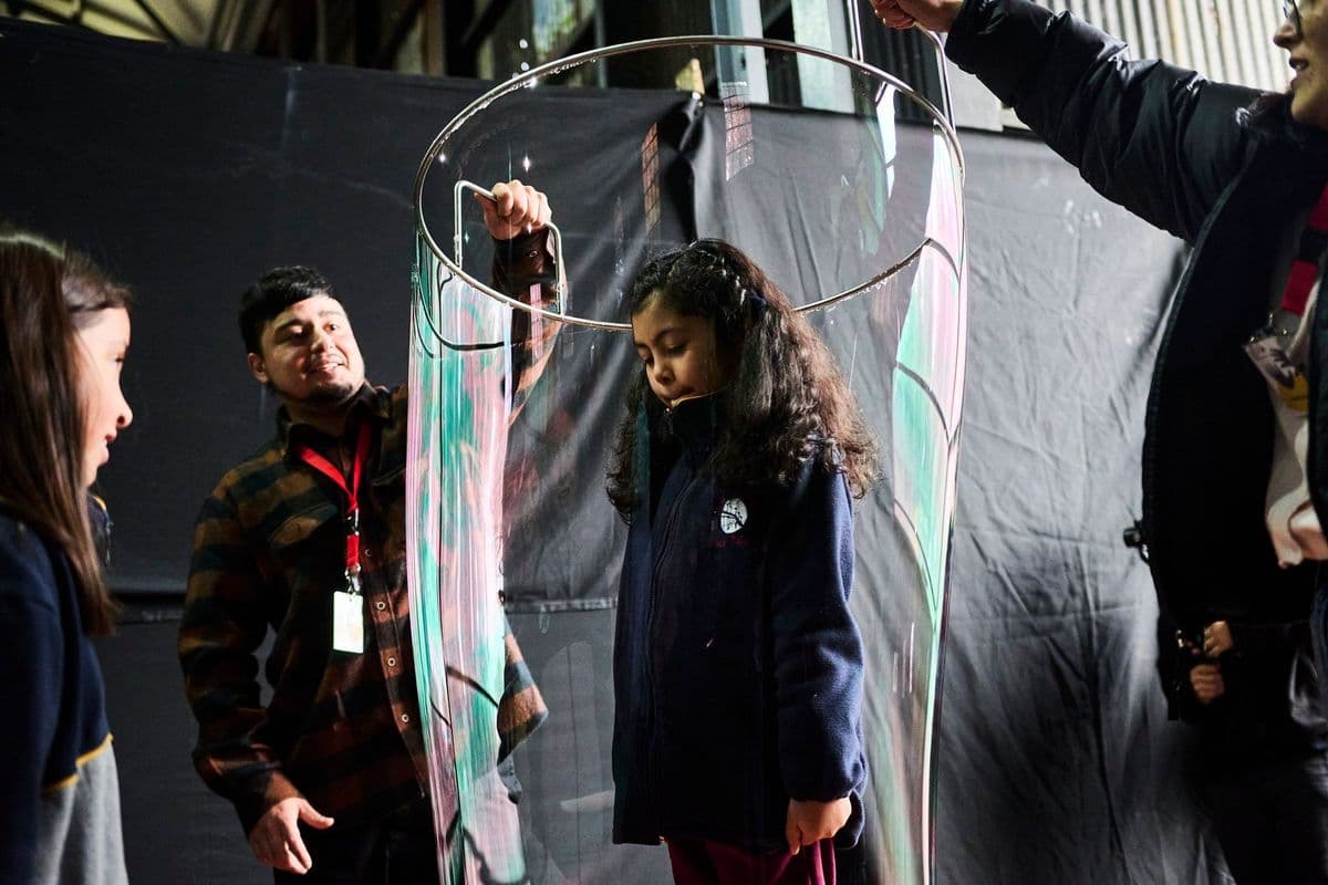 Ancud recibe con todo el asombro de sus burbujas gigantes